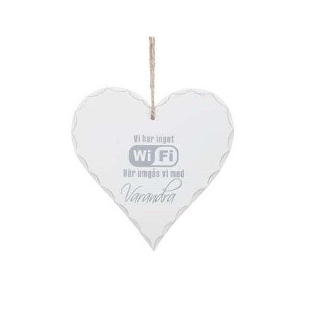 Hjärtformad skylt i trä med texten "Vi har inget WIFI"